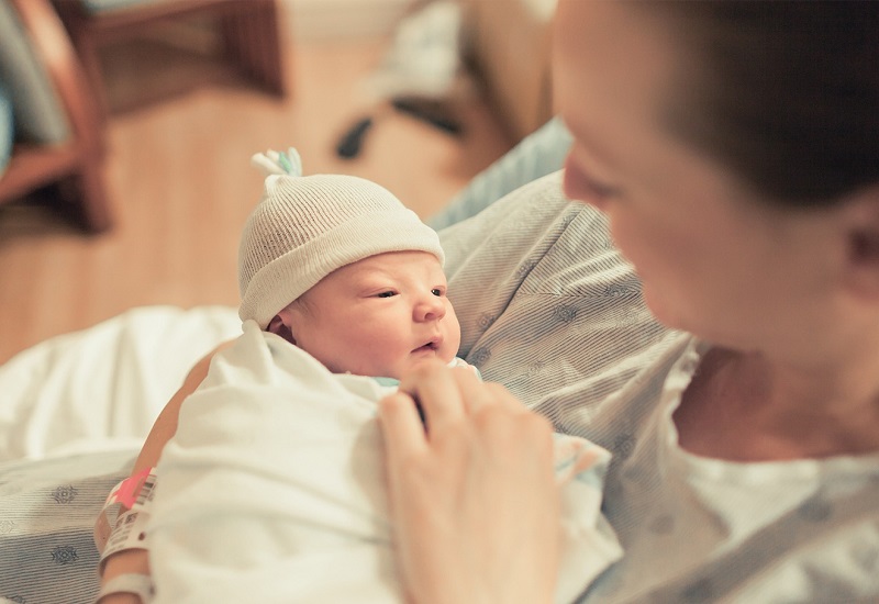 Nhận biết tín hiệu từ bé để việc cho bé bú được nhanh chóng hơn (Ảnh: Sưu tầm Internet)