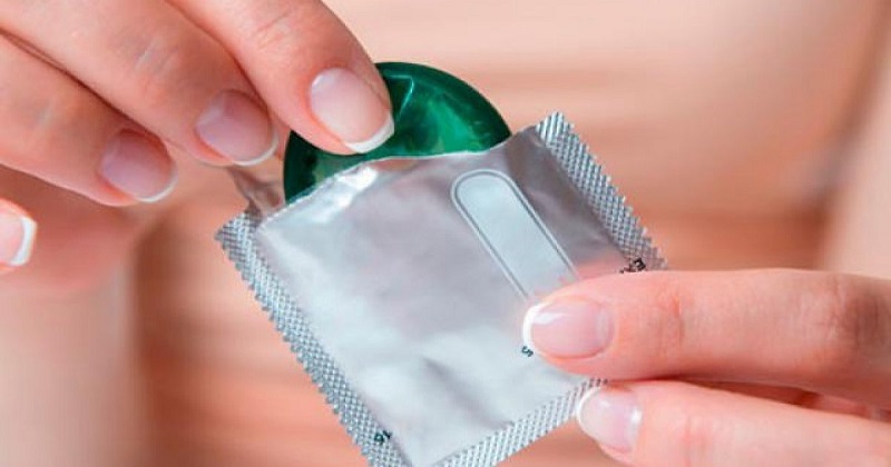 Sử dụng bao cao su khi quan hệ để tránh mang thai (Ảnh: Sưu tầm Internet)