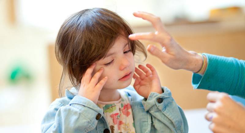 Hãy chạm vào cơ thể bé để bé chú ý đến sự tồn tại của cha mẹ. (Ảnh: Sưu tầm internet)