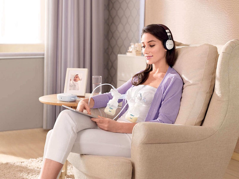 Mẹ nên ngồi thẳng, không với về trước để tránh mỏi lưng (Ảnh: Sưu tầm Internet)