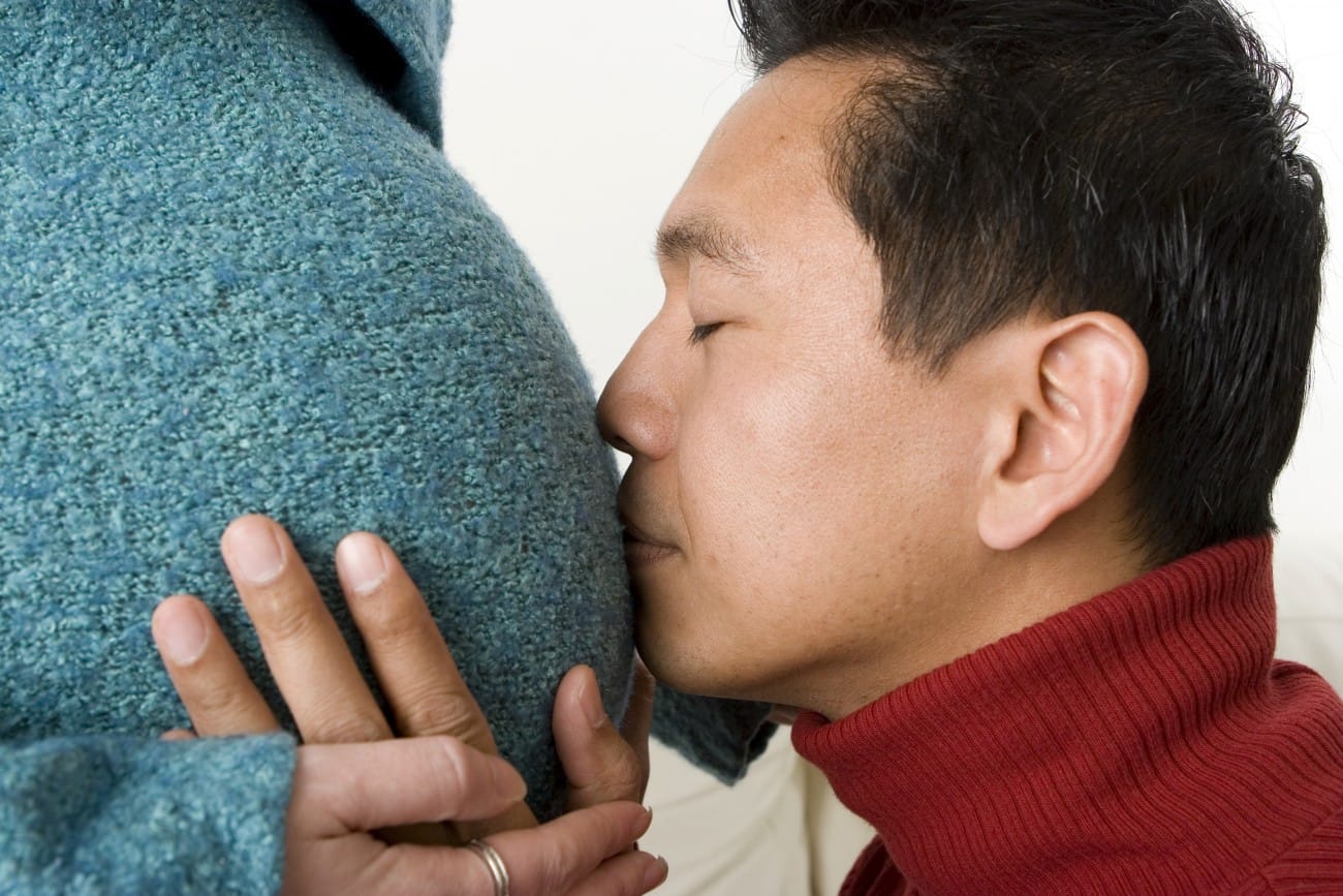 Bố trò chuyện với thai nhi ngay từ trong bụng mẹ. (Ảnh: Sưu tầm Internet)