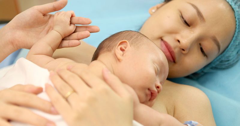 Cho trẻ bú ngay sau sinh sẽ giúp các mẹ về sữa nhanh hơn và hạn chế tắc sữa hiệu quả (Ảnh: Sưu tầm Internet)