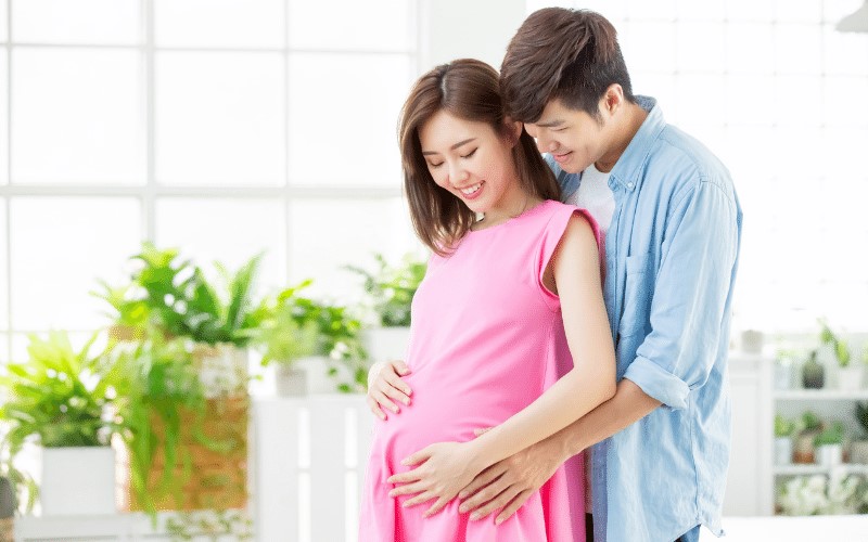 Bố và mẹ nên chuẩn bị kỹ kiến thức thai giáo. (Ảnh: Sưu tầm Internet)