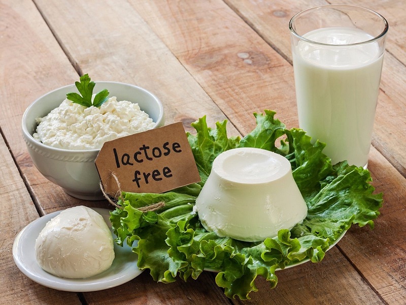 Cho bé uống sữa không chứa đường Lactose (Ảnh: Sưu tầm Internet)