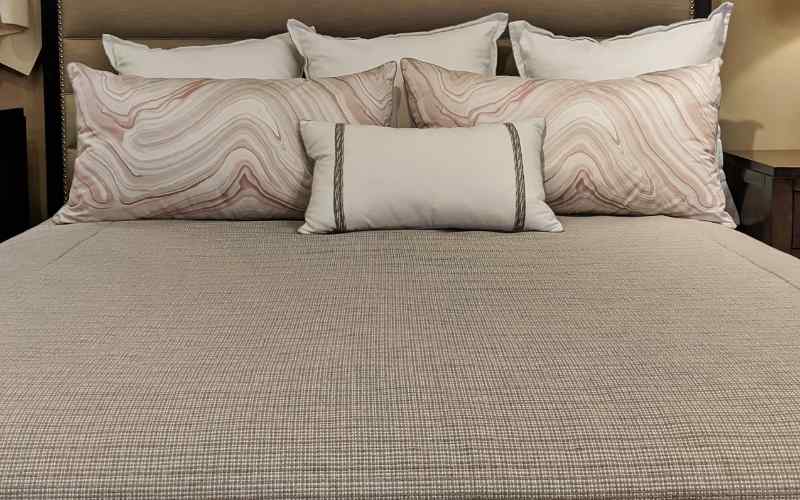 Chăn gối của bà bầu cần vệ sinh sạch sẽ thường xuyên. (Ảnh: Sưu tầm Internet)