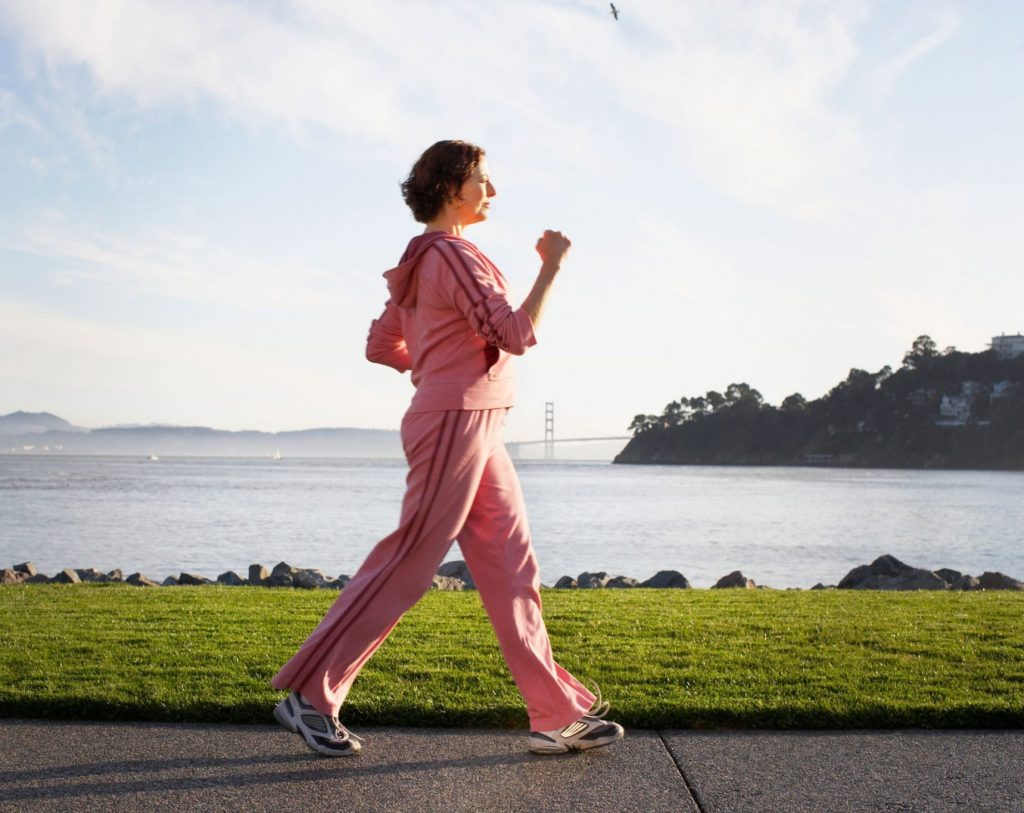 Bạn có thể đi bộ nhẹ nhàng. (Ảnh: Sưu tầm Internet)