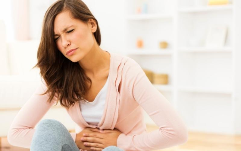 Mẹ bầu thường cảm thấy đầy bụng khó tiêu trong tuần thứ 6 thai kỳ. (Ảnh: Sưu tầm Internet)