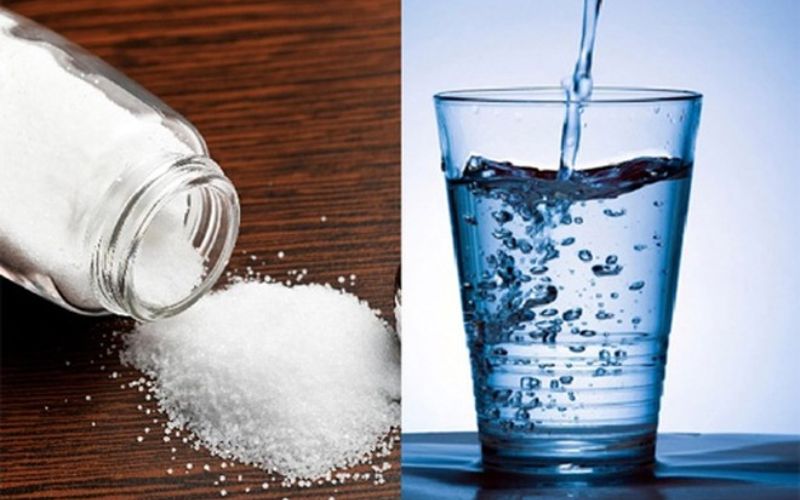 Vệ sinh vùng kín bằng nước muối loãng. (Ảnh: Sưu tầm internet)