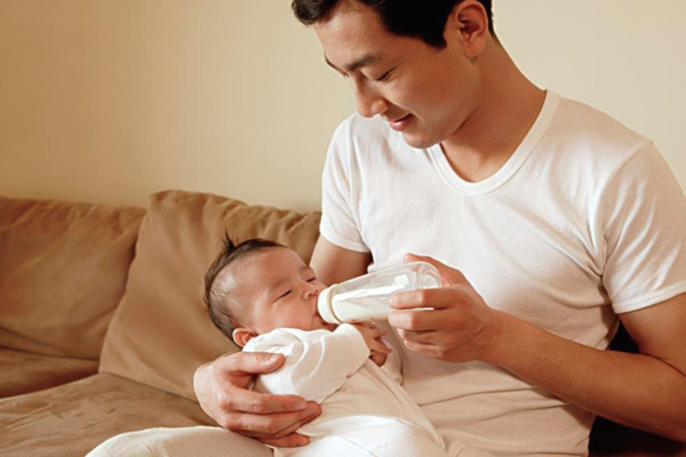 Khi uống sữa công thức thì ai trong gia đình cũng có thể cho bé bú (Ảnh: Sưu tầm Internet)