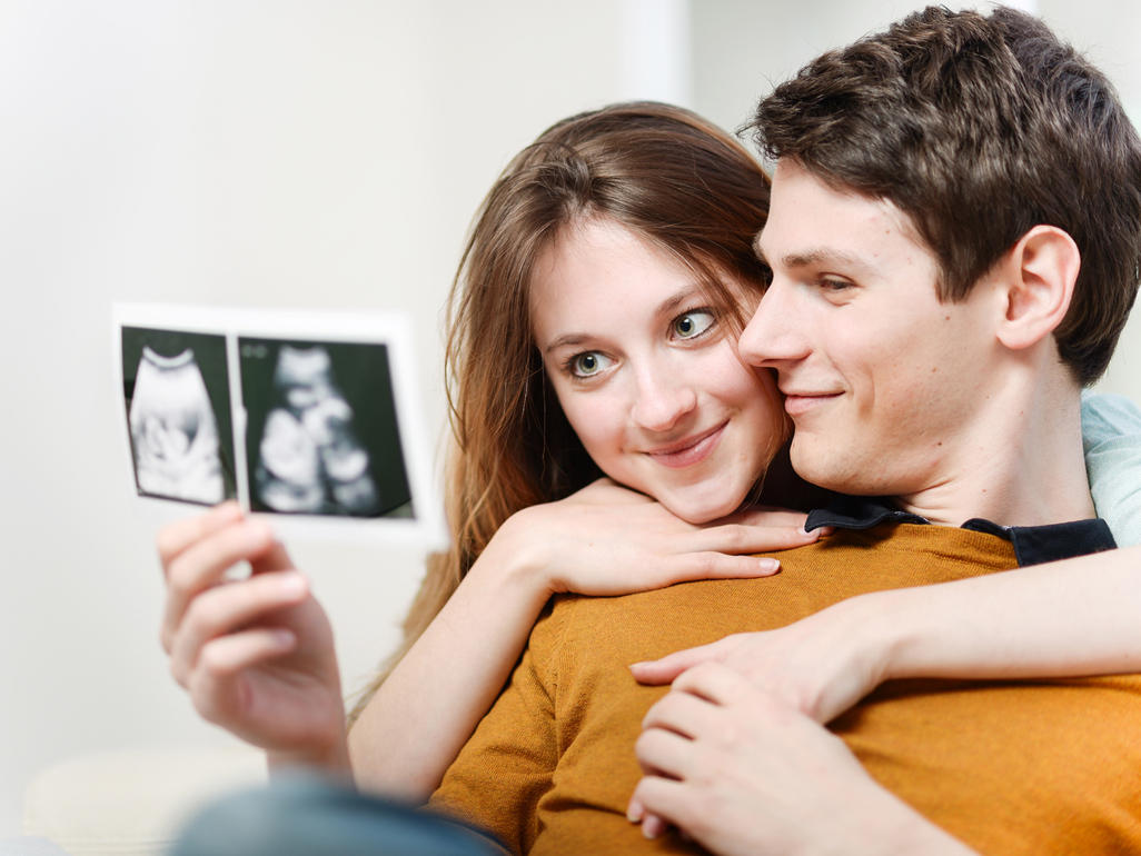 Bố nên dành nhiều thời gian quan tâm đến mẹ bầu. (Ảnh: Sưu tầm Internet)