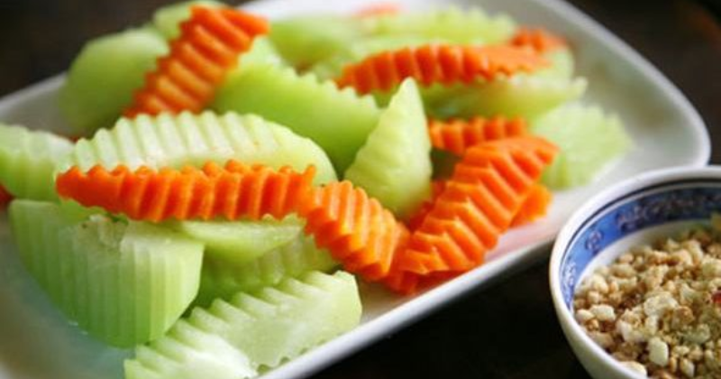 Bầu luộc chấm muối lạc vừa bổ dưỡng lại vừa ít calo giúp các mẹ giảm cân hiệu quả (Ảnh: Sưu tầm Internet)