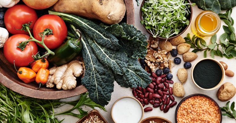 Chế độ ăn khoa học, đầy đủ dinh dưỡng sẽ giúp mẹ bỉm phục hồi cơ thể và tiết sữa nhiều hơn (Ảnh: Sưu tầm Internet)