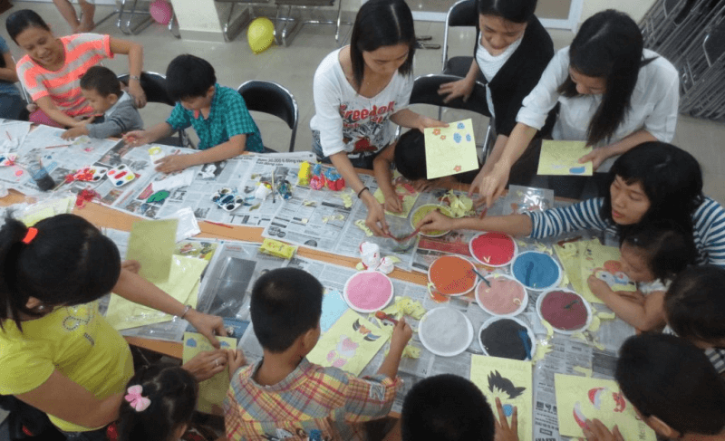 Trò chơi nghệ thuật: Trò chơi làm đồ thủ công. (Ảnh: Sưu tầm Internet)