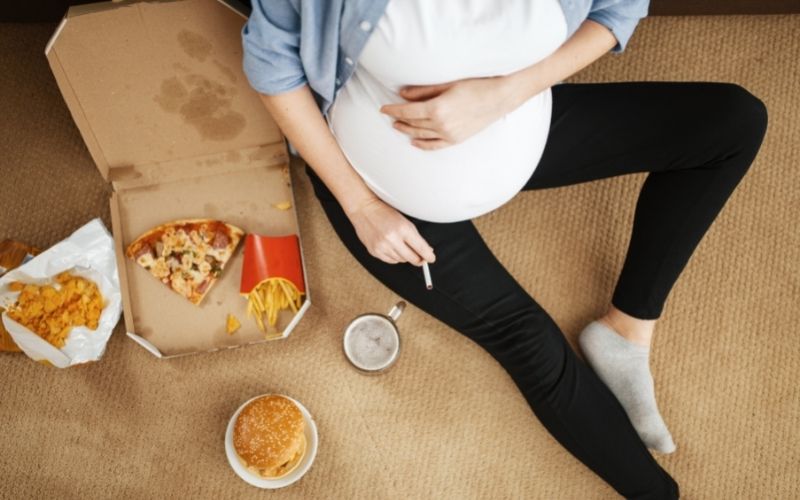 Mẹ bầu không nên ăn các thực phẩm cay nóng, đóng hộp. (Ảnh: Sưu tầm Internet)