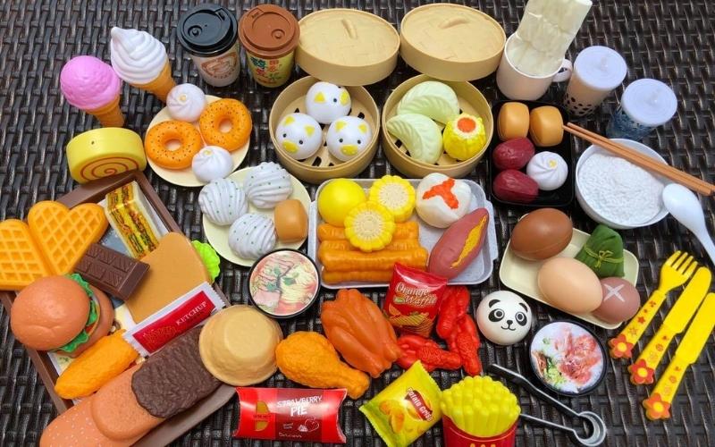Có nhiều bộ đồ chơi nấu ăn cho bé mà ba mẹ có thể lựa chọn. (Ảnh: Sưu tầm Internet)