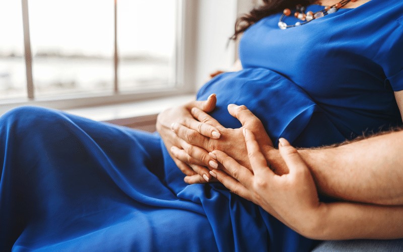 Chồng và mẹ bầu nên cùng nhau trang bị kiến thức thai giáo. (Ảnh: Sưu tầm Internet)