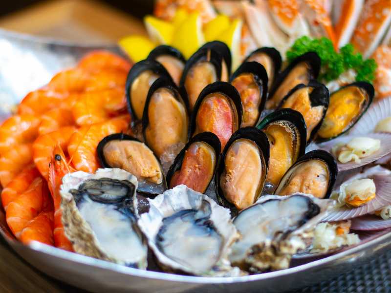 Hải sản có thể làm vết bỏng sưng đỏ, ngứa, đau rát và gây cảm giác khó chịu hơn (Ảnh: sưu tầm internet)