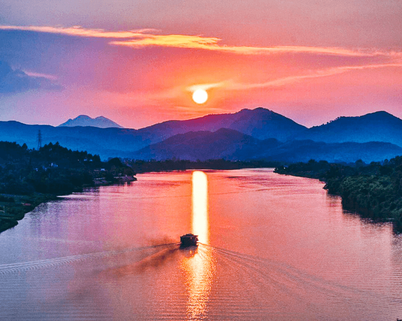 Núi Ngự Bình. (Ảnh: Sưu tầm Internet)