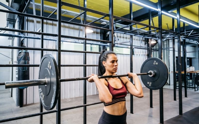 Nữ tập tạ cần lựa chọn dụng cụ vừa sức. (Ảnh: Sưu tầm Internet)