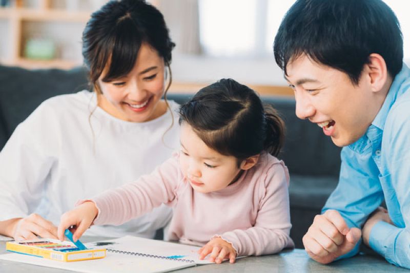 Bố mẹ đồng hành cùng con khi học toán tư duy (Nguồn ảnh: Sưu tầm internet)