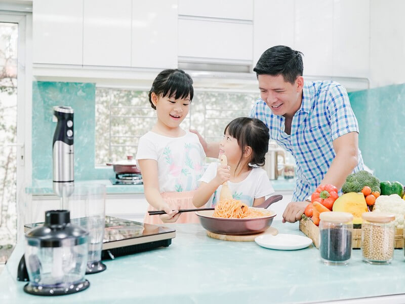 Hãy giúp con cùng tham gia vào nấu nướng. (Ảnh: Sưu tầm Internet)