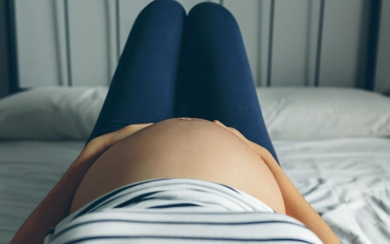 Nằm ngửa có thể gây tác hại xấu đến thai nhi. (Ảnh: Sưu tầm Internet)