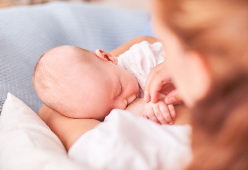 Luyện tập cho bé bú theo cữ để đảm bảo cung cấp đủ lượng sữa cho bé (Ảnh: Sưu tầm Internet)