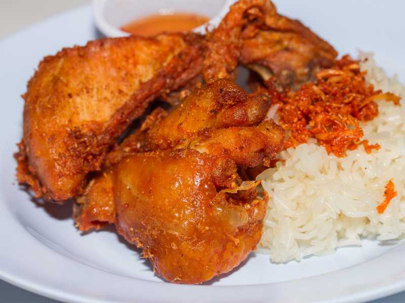 Nếu trẻ ăn thịt gà và đồ nếp vào dễ gây ra hiện tượng vết thương bị sưng và mưng mủ (Ảnh: sưu tầm internet)