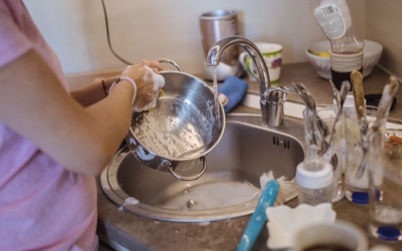 Chất tẩy rửa khiến mẹ bầu có thể bị ngộ độc khí. (Ảnh: Sưu tầm Internet)