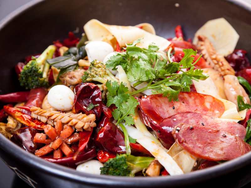 Thức ăn cay nóng không tốt cho vết bỏng, làm vết thương sưng tấy khó hồi phục (Ảnh: Sưu tầm internet)