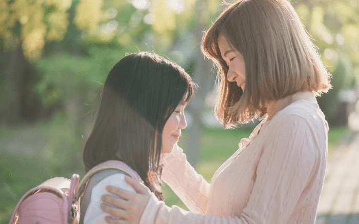 Dạy trẻ hiểu và tránh xa những cám dỗ. (Ảnh: Sưu tầm Internet)