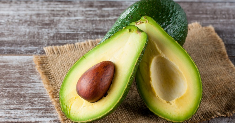 Bơ chứa nhiều dưỡng chất giúp mẹ vừa đẹp da vừa lợi sữa (Ảnh sưu tầm Internet)