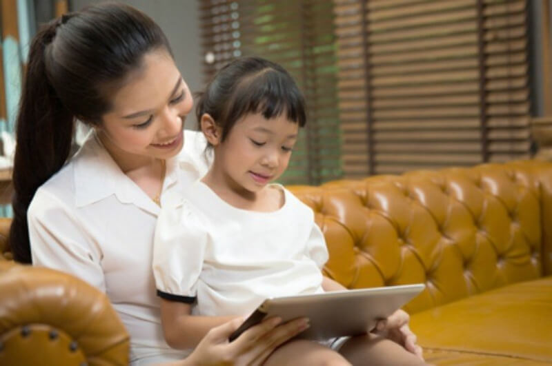 Ba mẹ đồng hành cùng con học tập tiếng Anh qua App hiệu quả nhất. ( Ảnh: Sưu tầm Internet)