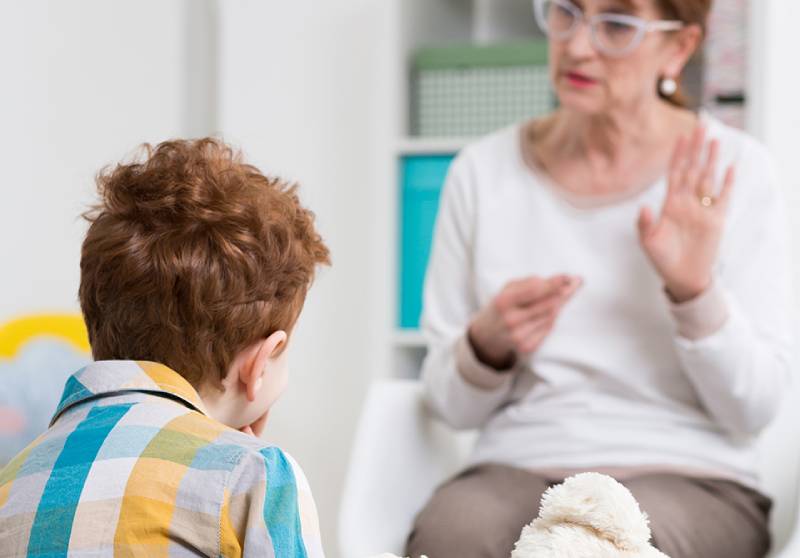 Dạy trẻ hiểu ý nghĩa của nhiều từ ngữ giúp vốn từ của bé phong phú. (Ảnh: Sưu tầm internet)