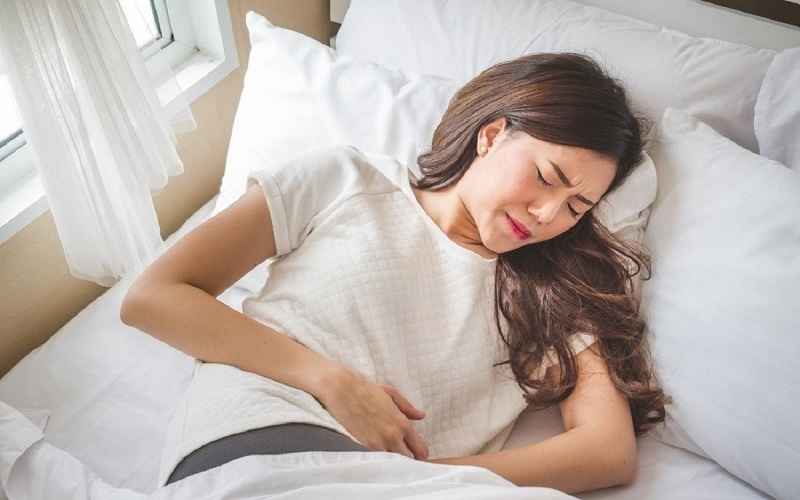 Bụng dưới của mẹ bị đau âm ỉ sau khi mang thai được 1 tuần. (Ảnh: Sưu tầm Internet)