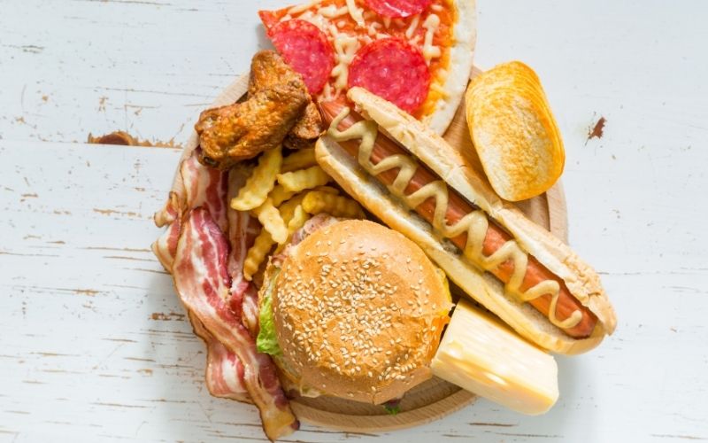 Tránh xa chất béo và chất kích thích để không ảnh hưởng đến sinh lý. (Ảnh: Sưu tầm Internet)