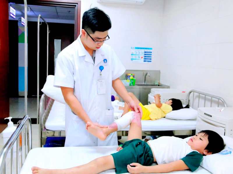 Nghe theo chỉ dẫn của bác sĩ, không tự ý điều trị tại nhà (Ảnh: Sưu tầm internet)