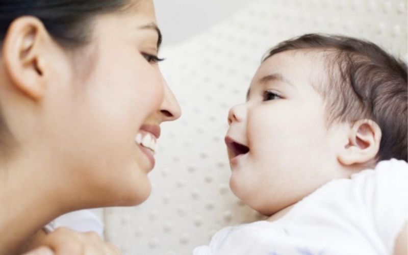 Trẻ 17 tháng tuổi đã có thể nói và thực hiện các hành động đơn giản. (Nguồn: Sưu tầm internet)