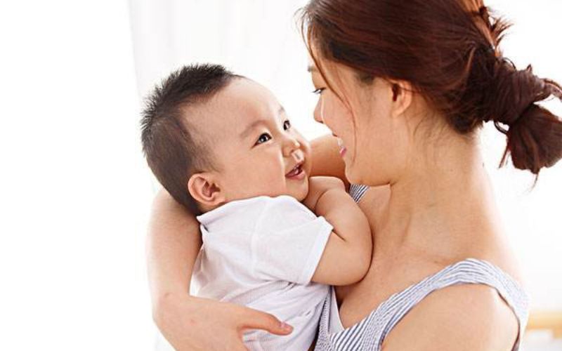 Trẻ 17 tháng tuổi có thể nhận ra những gương mặt quen thuộc (Nguồn: Sưu tầm internet)