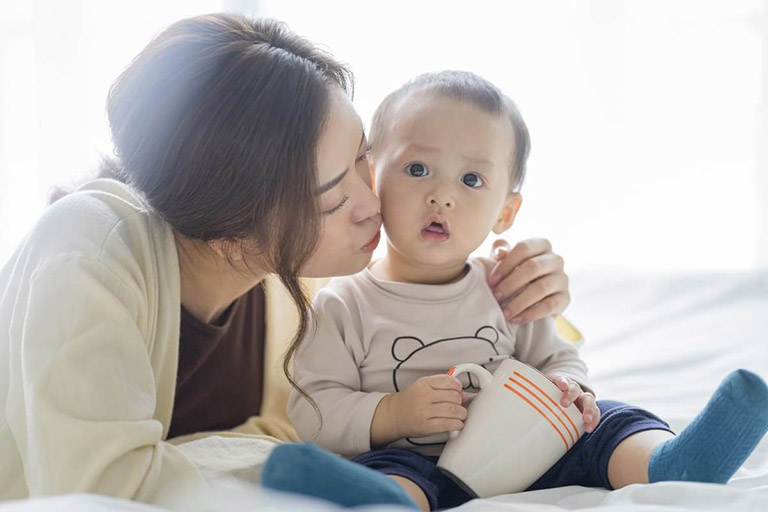 Trẻ 17 tháng tuổi chưa biết nói là dấu hiệu chậm nói có thể cải thiện (Nguồn: Sưu tầm internet)