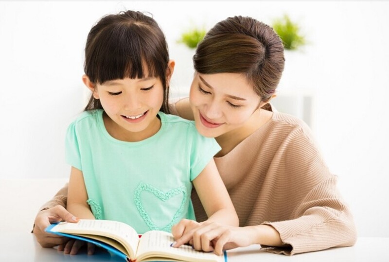 Bố mẹ cùng con ôn thi (Nguồn ảnh: Sưu tầm internet)