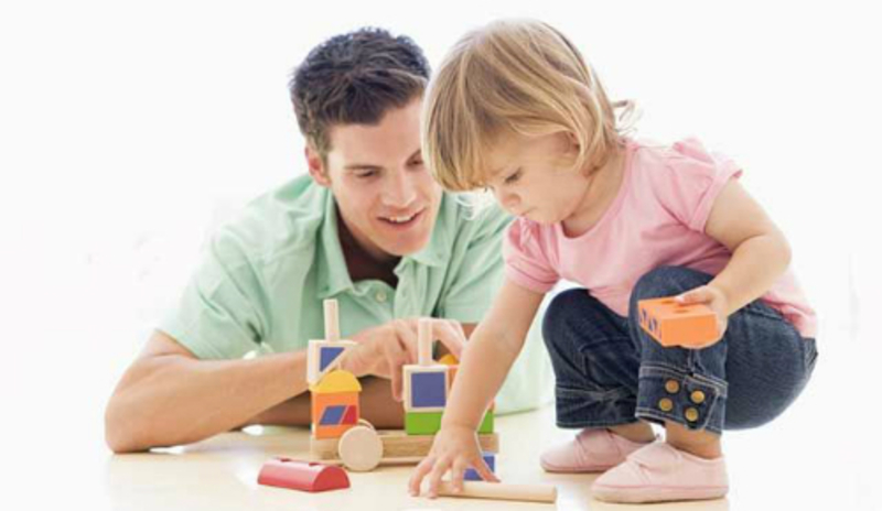 Bố mẹ hướng dẫn con giải quyết vấn đề (Nguồn ảnh: Sưu tầm internet)