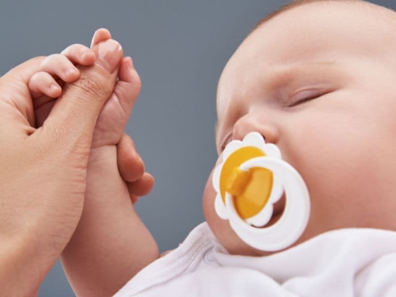 Bố mẹ có thể cho trẻ ngậm ti giả trong lúc ngủ. (Ảnh: Sưu tầm Internet)