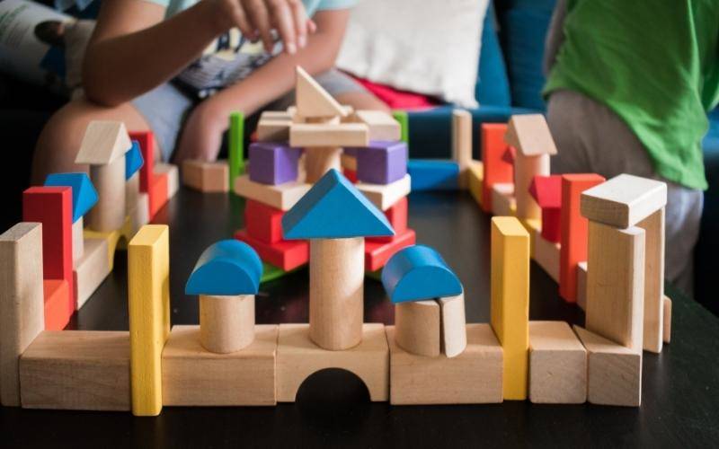 Trẻ nhỏ thỏa sức lựa chọn nhiều kiểu dáng đồ chơi. (Ảnh: Sưu tầm Internet) 