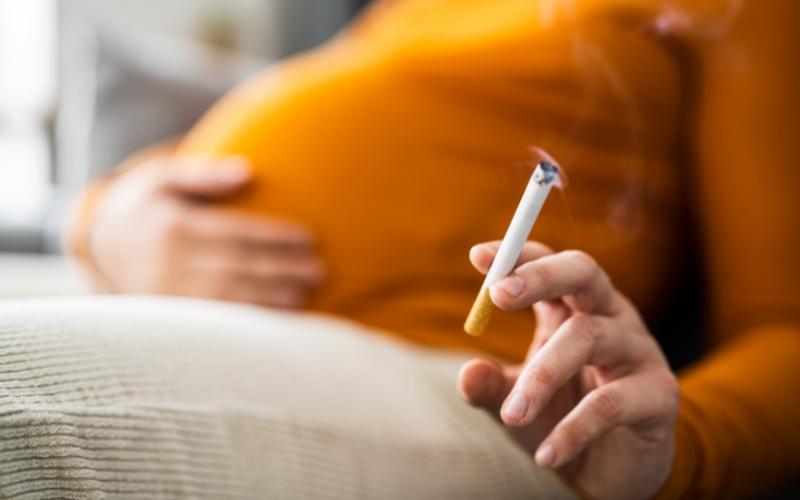 Hút thuốc có thể làm tăng nguy cơ gây mang thai ngoài tử cung. (Ảnh: Sưu tầm Internet)