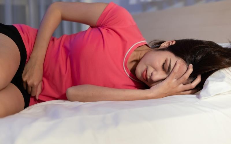 Mẹ bầu bị đau bụng trong những ngày đầu thai kỳ. (Ảnh: Sưu tầm Internet)