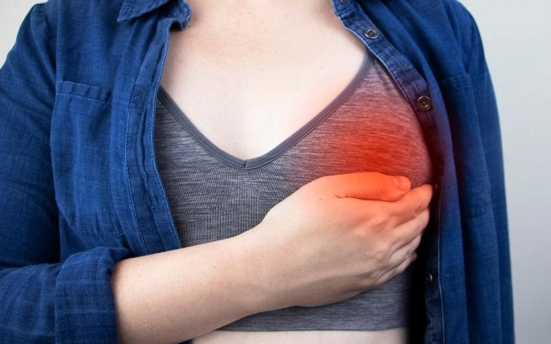 Nồng độ hormone progesterone tăng cao khiến cho phần ngực căng tức. (Ảnh: Sưu tầm Internet)