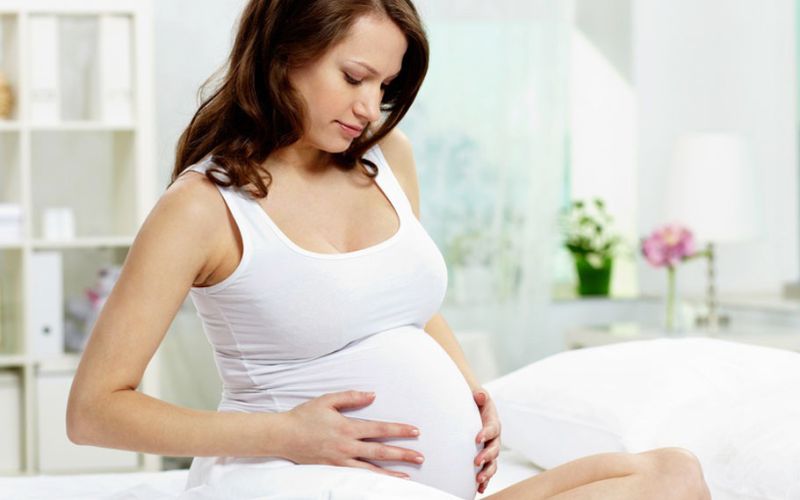 Thay đổi hormone khiến bà bầu bị phù chân. (Ảnh: Sưu tầm Internet)