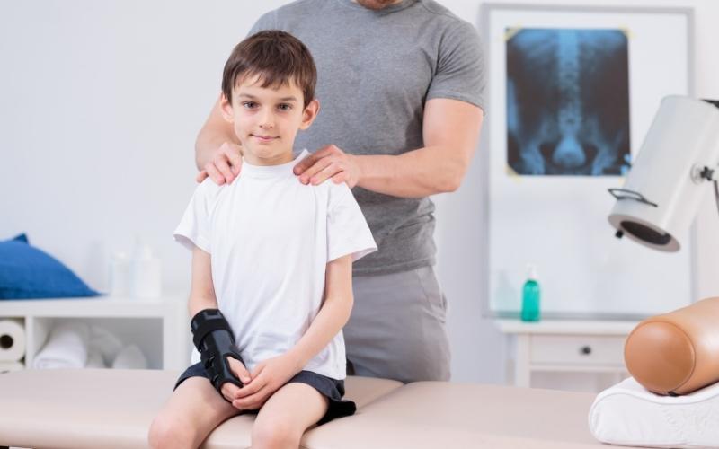 Bệnh vẹo cột sống ở mức độ nhẹ thường khó phát hiện triệu chứng. (Ảnh: Sưu tầm Internet)