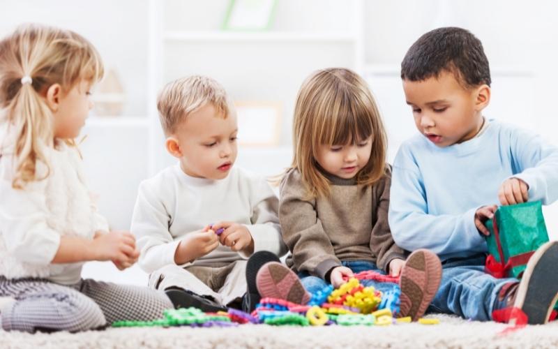 Kích thích trí tưởng tượng và phản xạ ở trẻ từ sớm. (Ảnh: Sưu tầm Internet) 